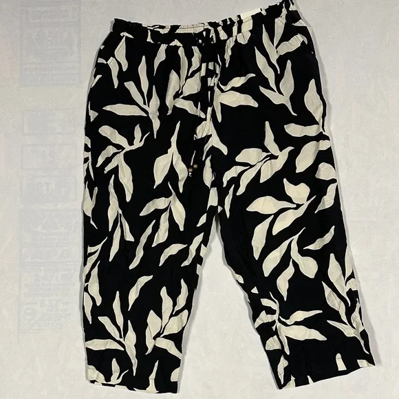 NWT SoHo Apparel Plus Baggy Floral Capri Size 2x - Picture 1 of 8